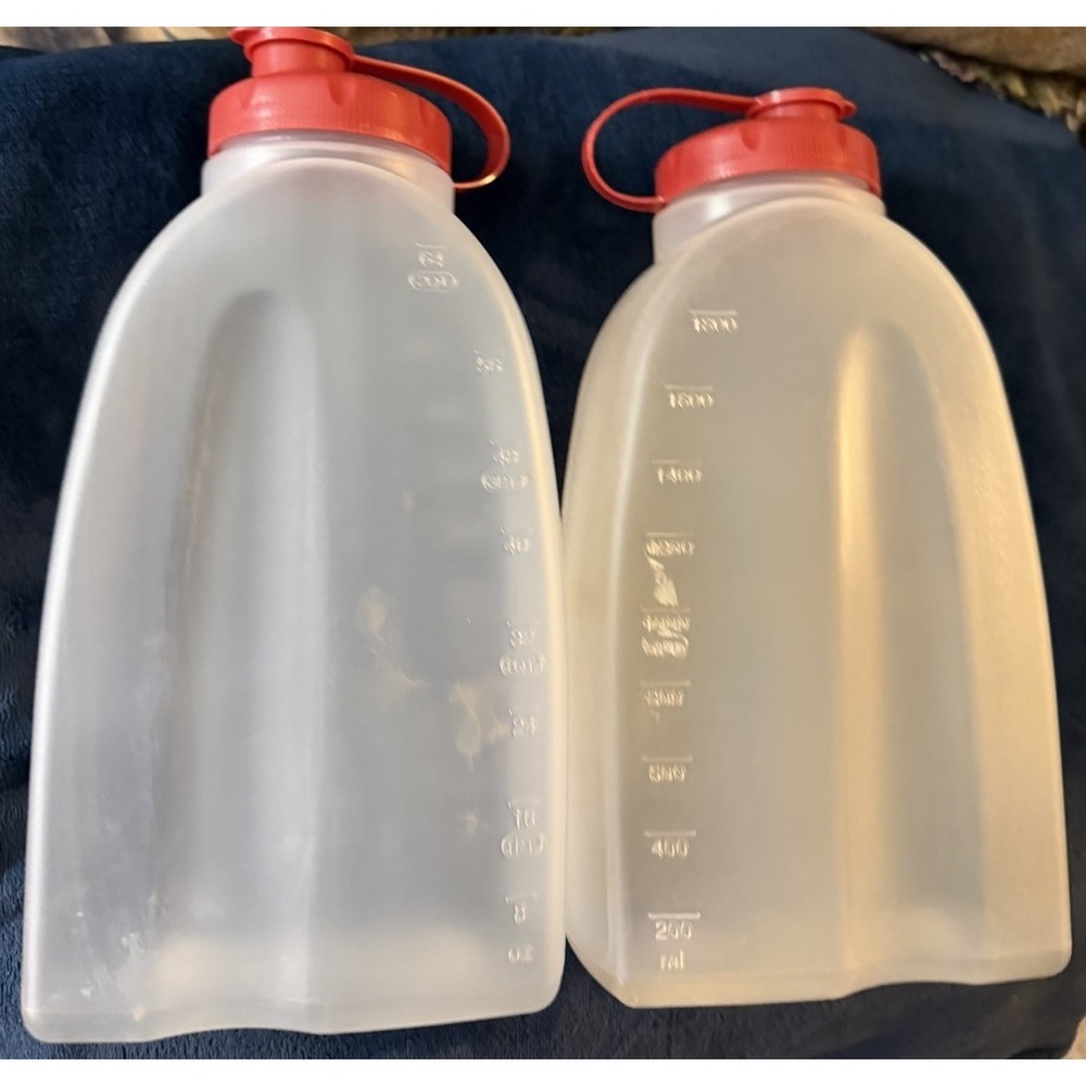 2 Rubbermaid 2 Qt Quart Drink Containers Mixer Mate w/ Red Flip Top Lid USA